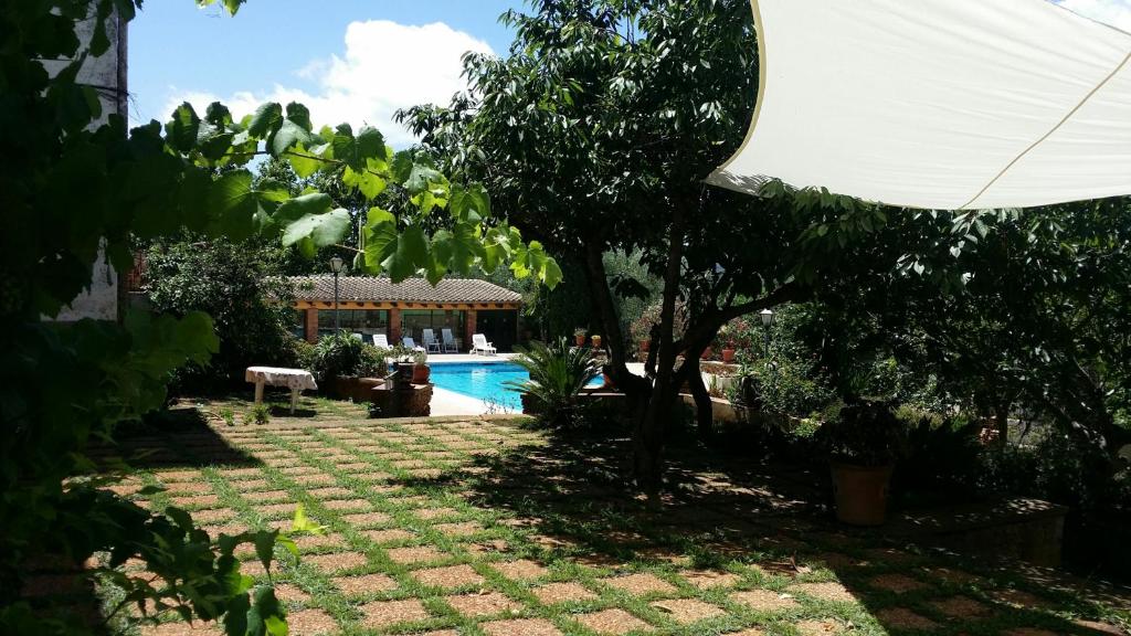 une arrière-cour avec une piscine et une maison dans l'établissement Mas Pericay, à Pals