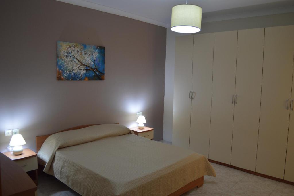 Postel nebo postele na pokoji v ubytování The April Maisonette