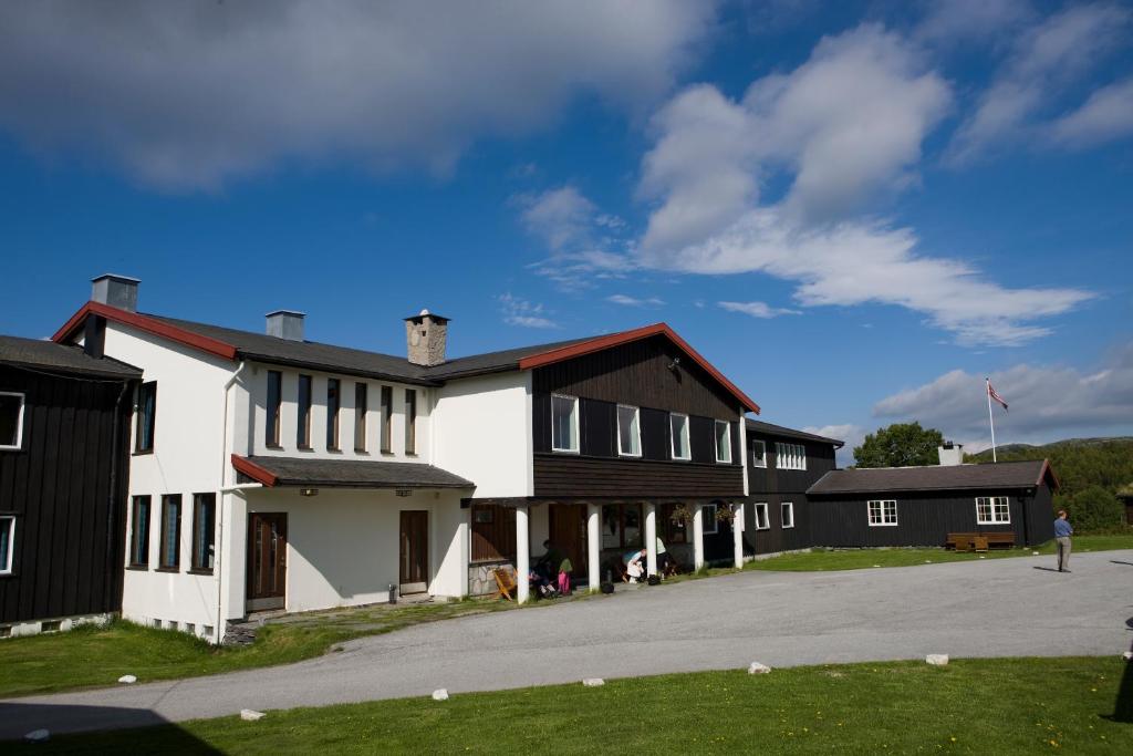 een groep zwart-witte gebouwen bij Øigardseter Fjellstue in Høvringen