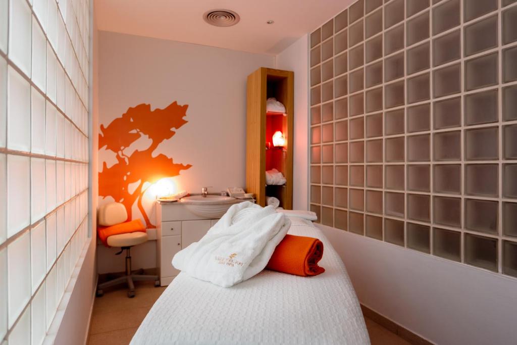 a small room with a bed and a sink at Vale d'El Rei Hotel & Villas in Carvoeiro