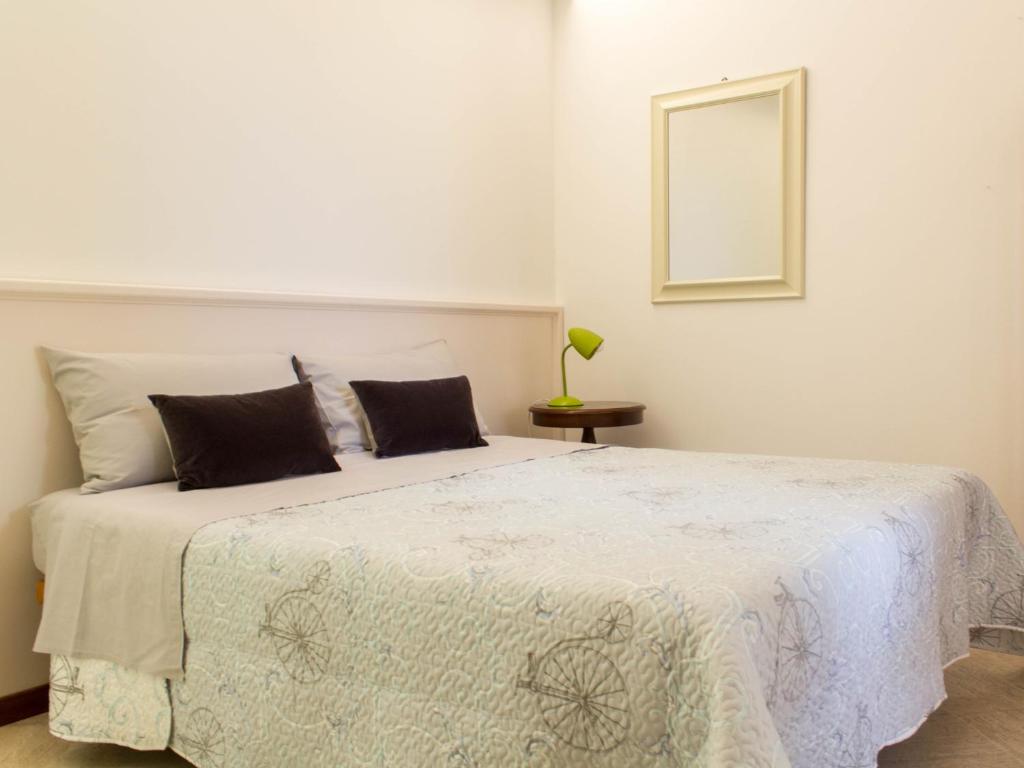 クエルチェタにあるsopra al FORTEの白いベッドルーム(鏡付きの大型ベッド1台付)