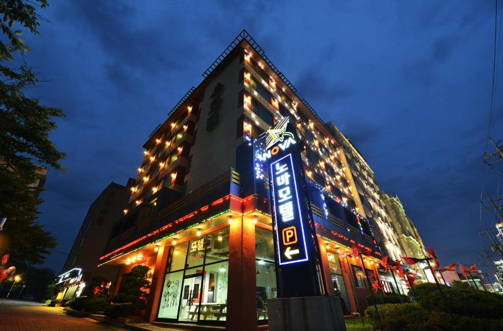 budynek ze światłami na boku w obiekcie Nova Motel w mieście Boryeong