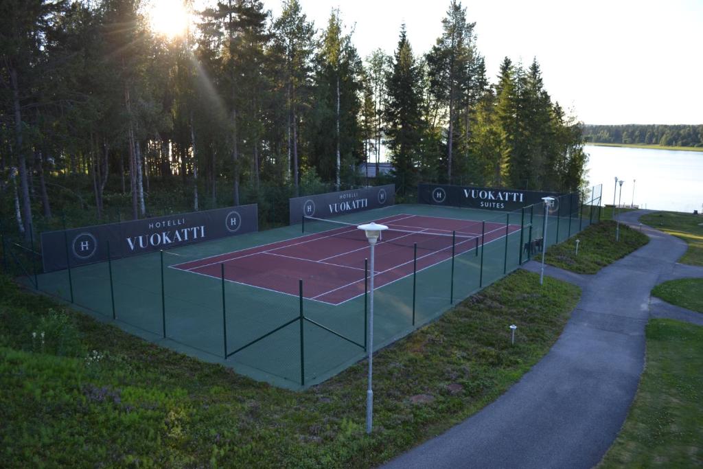 Tenis a/nebo squash v ubytování Aateli Lakeside Chalets - former Vuokatti Suites nebo okolí