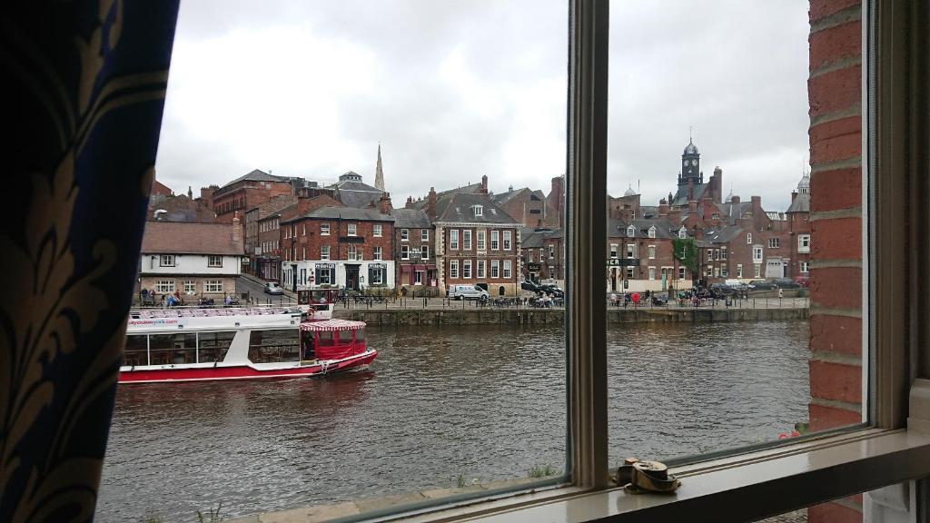 The Queens Hotel & Victoria Cloisters Apartments