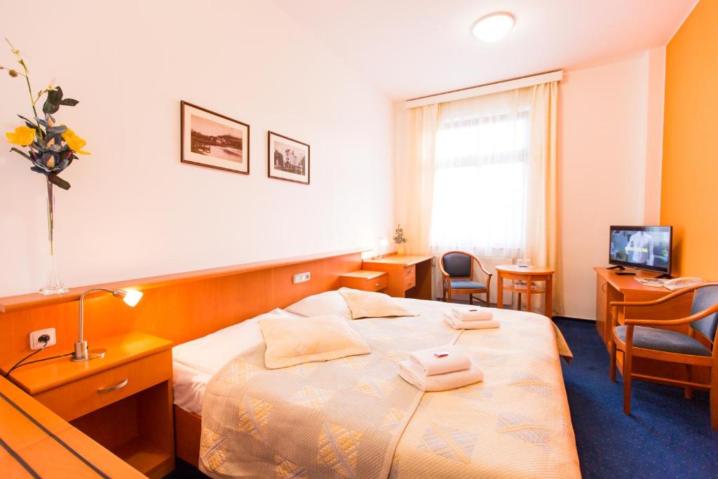 Postel nebo postele na pokoji v ubytování Hotel U Beránka Náchod