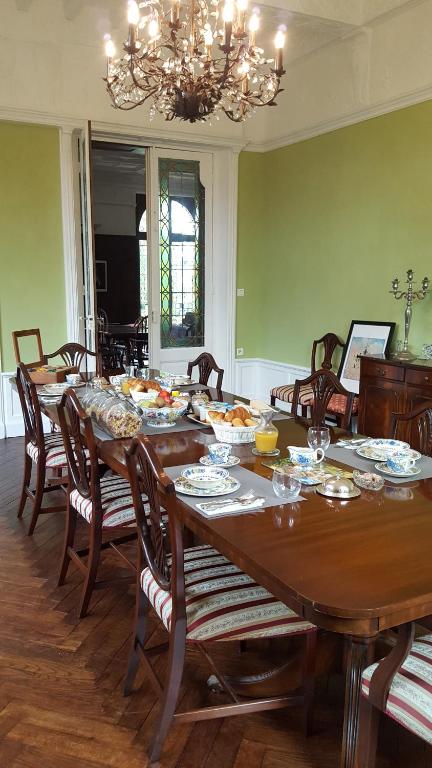 una sala da pranzo con tavolo e cibo di Chateau Mezger ad Albefeuille-Lagarde