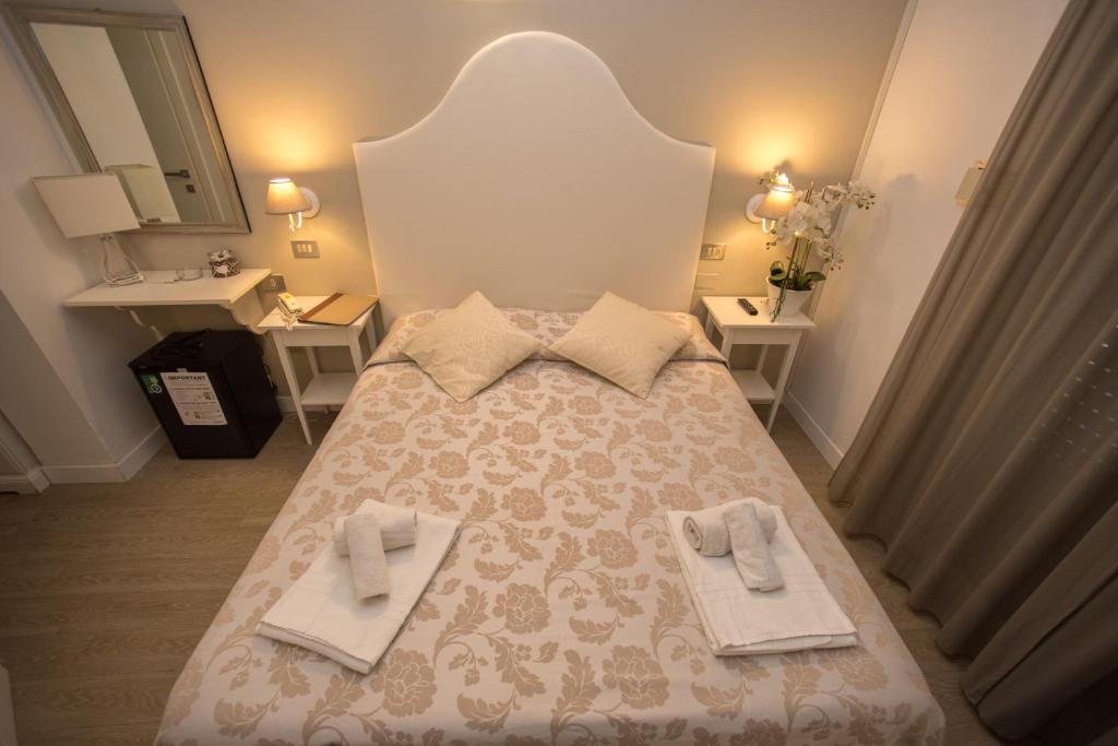 Postel nebo postele na pokoji v ubytování Hotel Ermeti B&B Brunch
