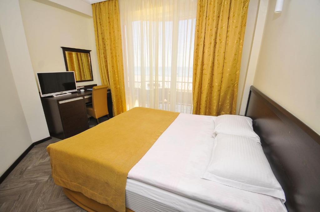 Postel nebo postele na pokoji v ubytování Hotel Neptun Kvariati