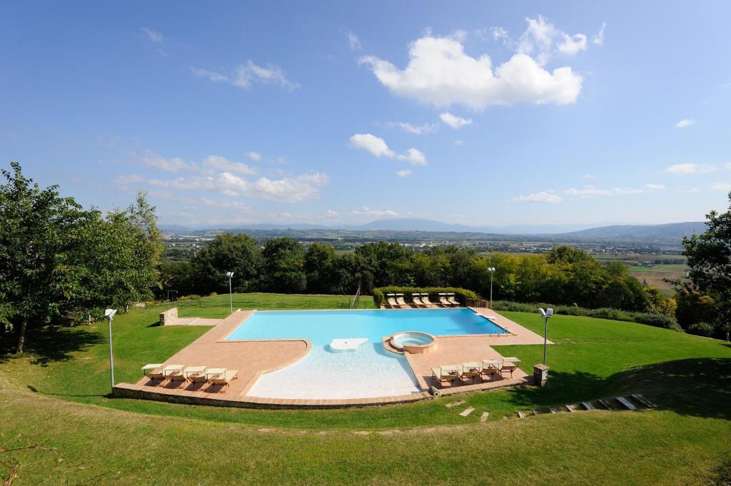 una vista aérea de una piscina en un campo de césped en Agriturismo Il Vecchio Mandorlo, en Perugia