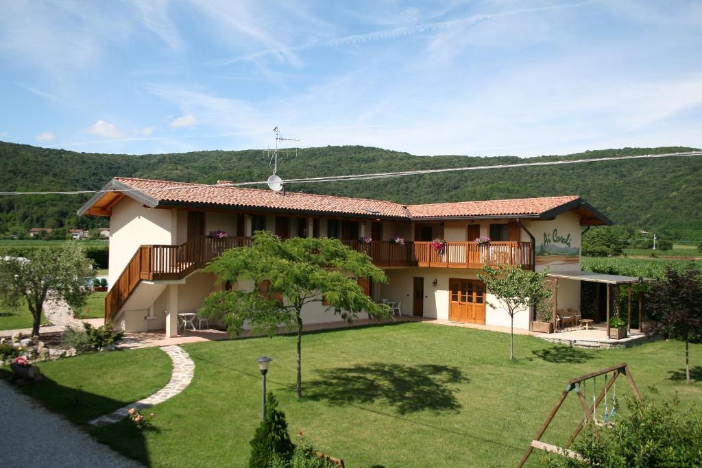 una casa con un gran patio delante de ella en Ai Casali en Cividale del Friuli