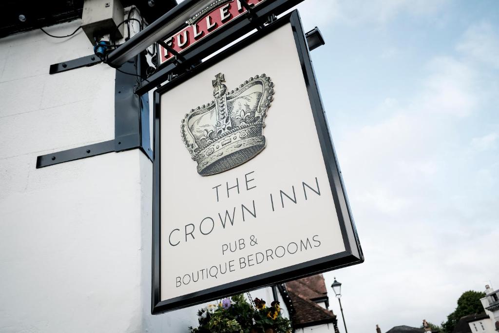 un panneau indiquant l'auberge couronnée sur le côté d'un bâtiment dans l'établissement The Crown Inn, à Bishops Waltham