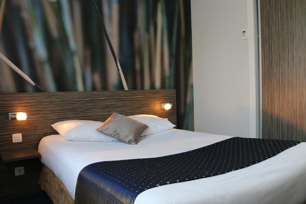 Postel nebo postele na pokoji v ubytování The Originals City, Hôtel Dau Ly, Lyon Est