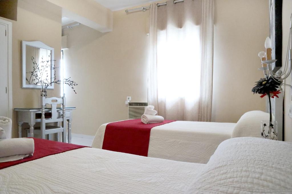 Łóżko lub łóżka w pokoju w obiekcie Hostal Victoria