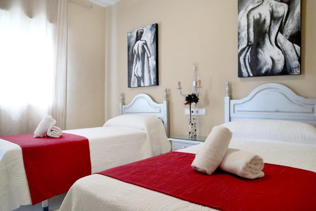 Łóżko lub łóżka w pokoju w obiekcie Hostal Victoria