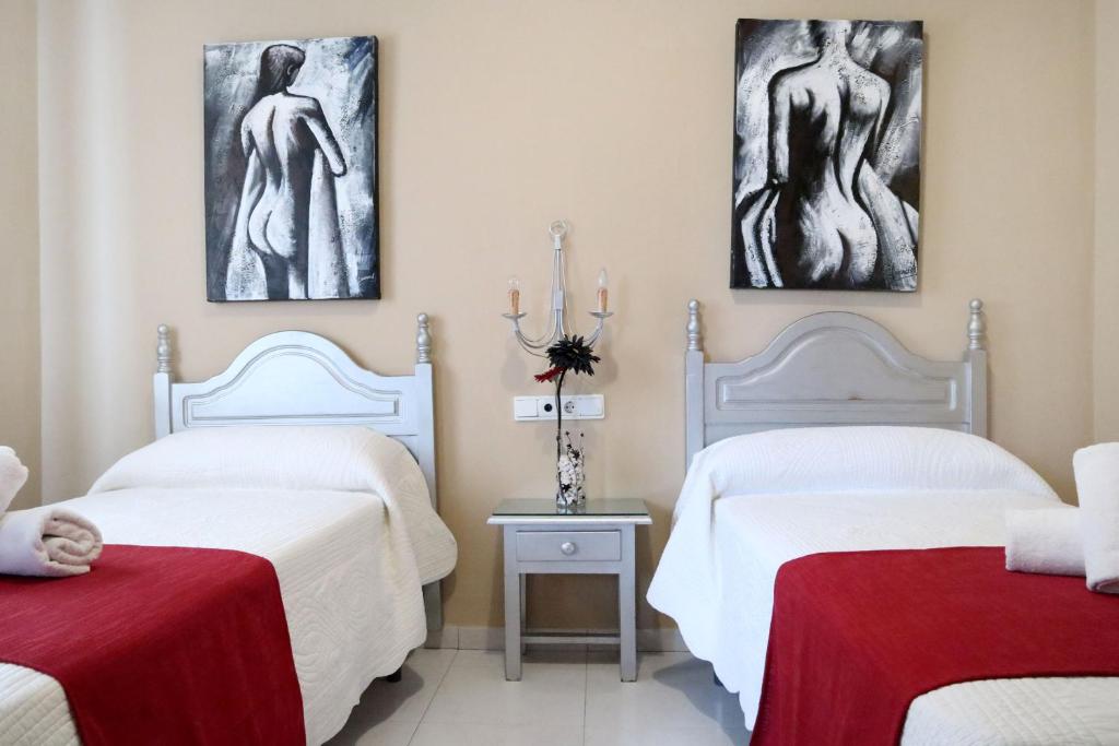 Łóżko lub łóżka w pokoju w obiekcie Hostal Victoria