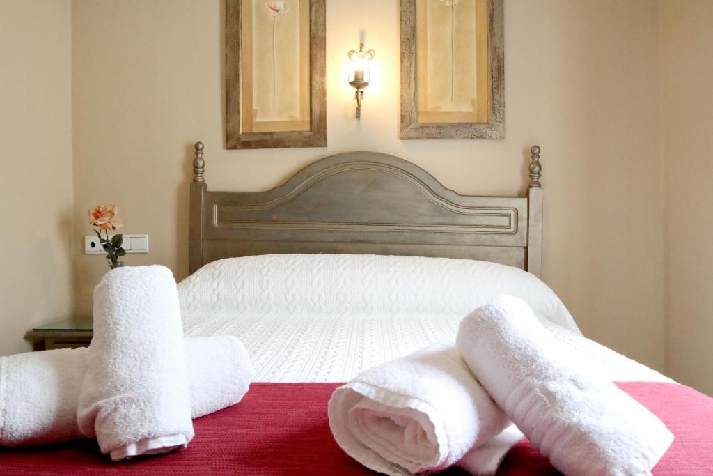 Łóżko lub łóżka w pokoju w obiekcie Hostal Victoria