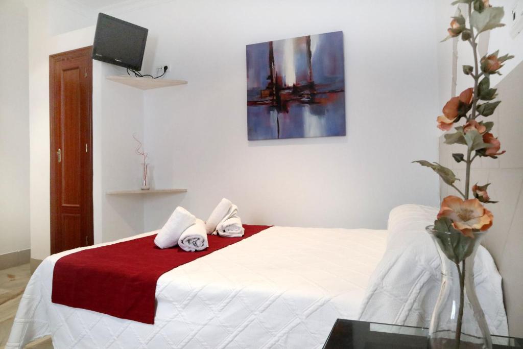 Łóżko lub łóżka w pokoju w obiekcie Hostal Victoria