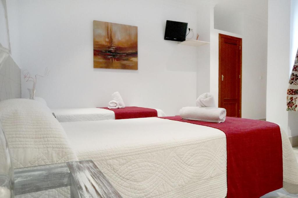 Łóżko lub łóżka w pokoju w obiekcie Hostal Victoria