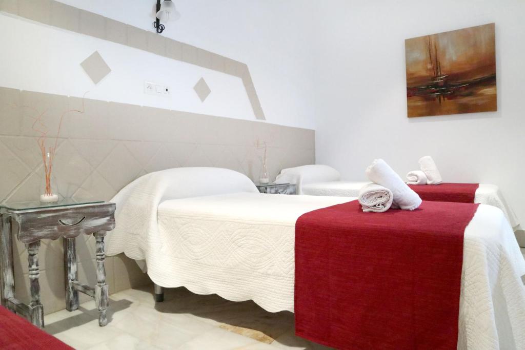 Łóżko lub łóżka w pokoju w obiekcie Hostal Victoria