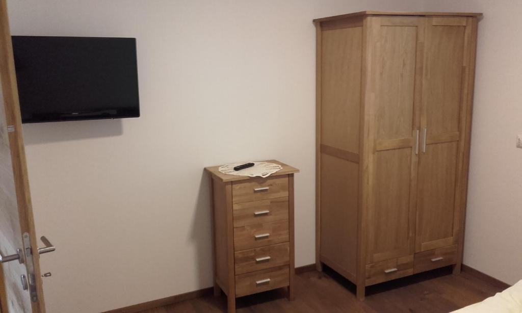 A television and/or entertainment centre at Gästehaus Obererlacher