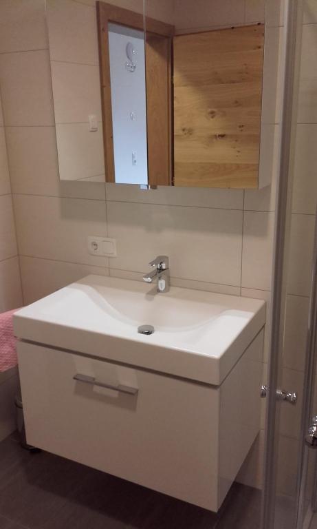 A bathroom at Gästehaus Obererlacher