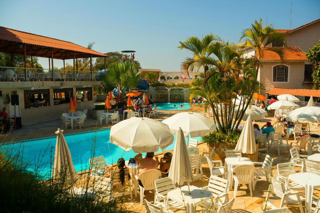 Vaizdas į baseiną apgyvendinimo įstaigoje Hotel Fazenda Fonte Colina Verde arba netoliese