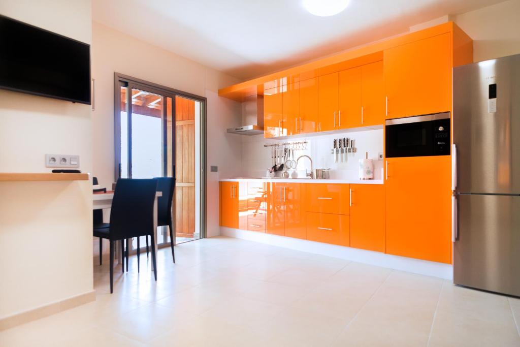 Kuchyň nebo kuchyňský kout v ubytování Casa Julia atico vistas playa Las Teresitas
