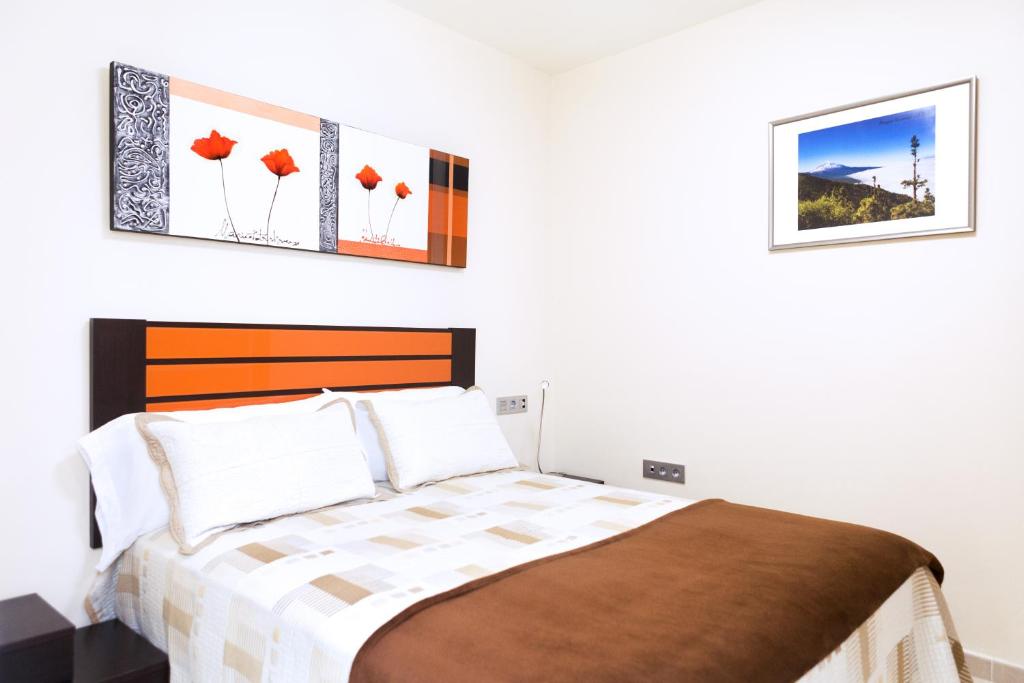A bed or beds in a room at Casa Julia atico vistas playa Las Teresitas