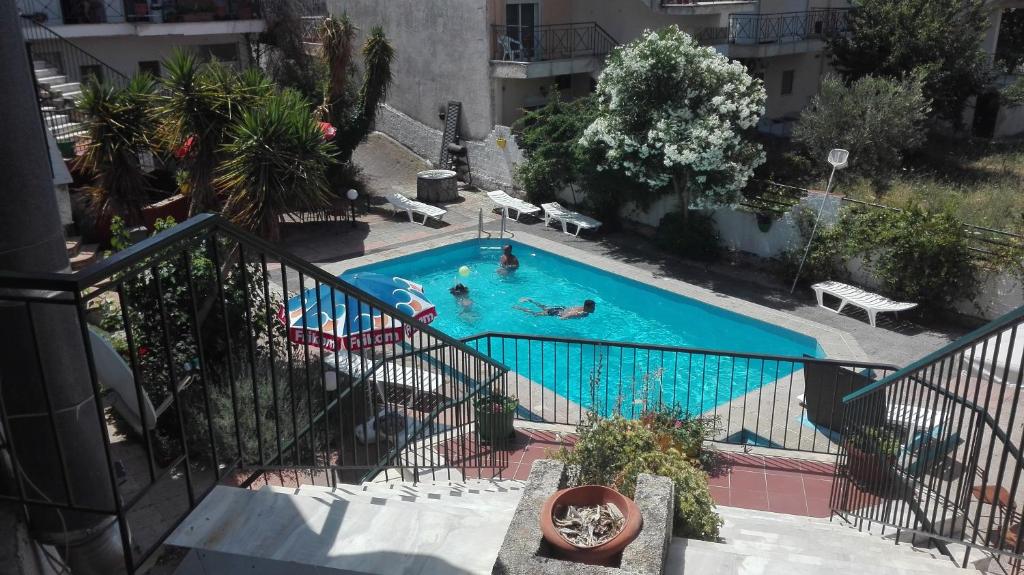 Una vista aérea de una piscina con gente en ella. en Star Apartment, en Kallithea Halkidikis