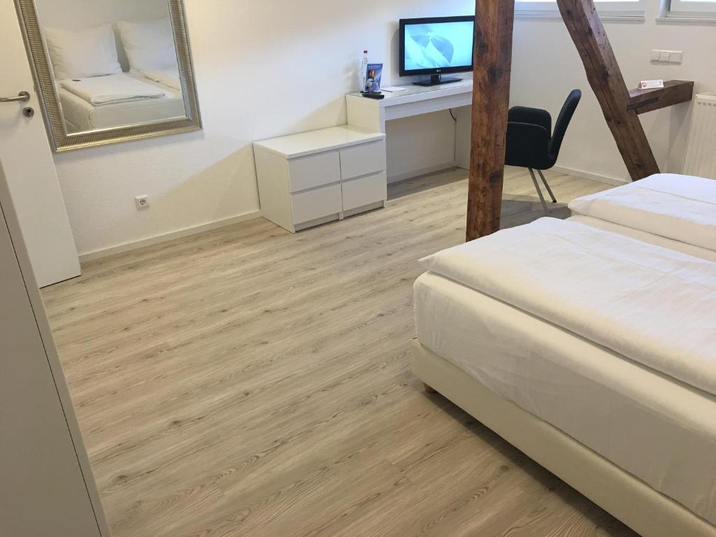 Postel nebo postele na pokoji v ubytování Hotel Barbarossa Karlsruhe Stadtmitte