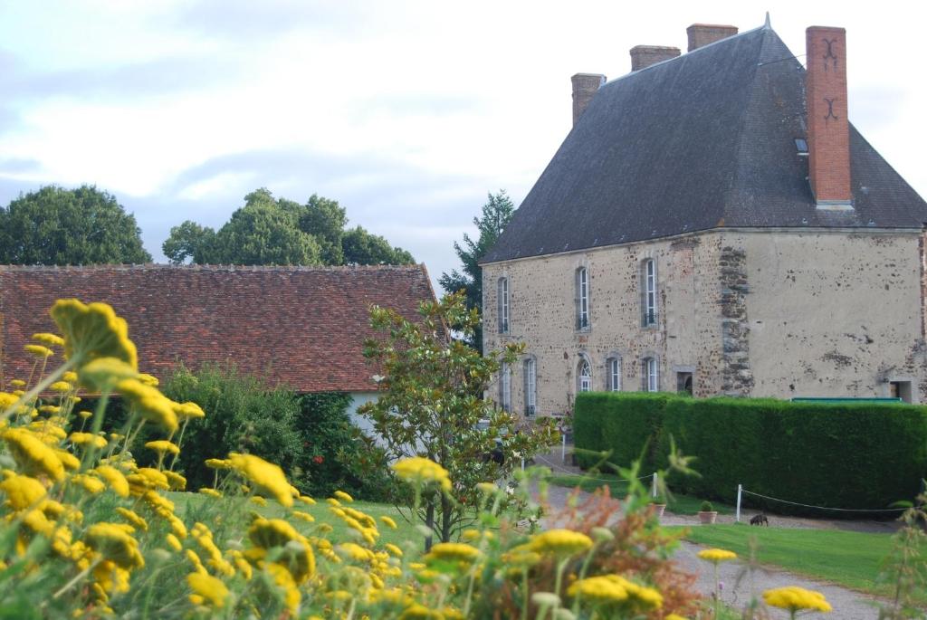 ein altes Gebäude mit Garten davor in der Unterkunft Château de Briailles - Chambre d'hôtes in Saint-Pourçain-sur-Sioule