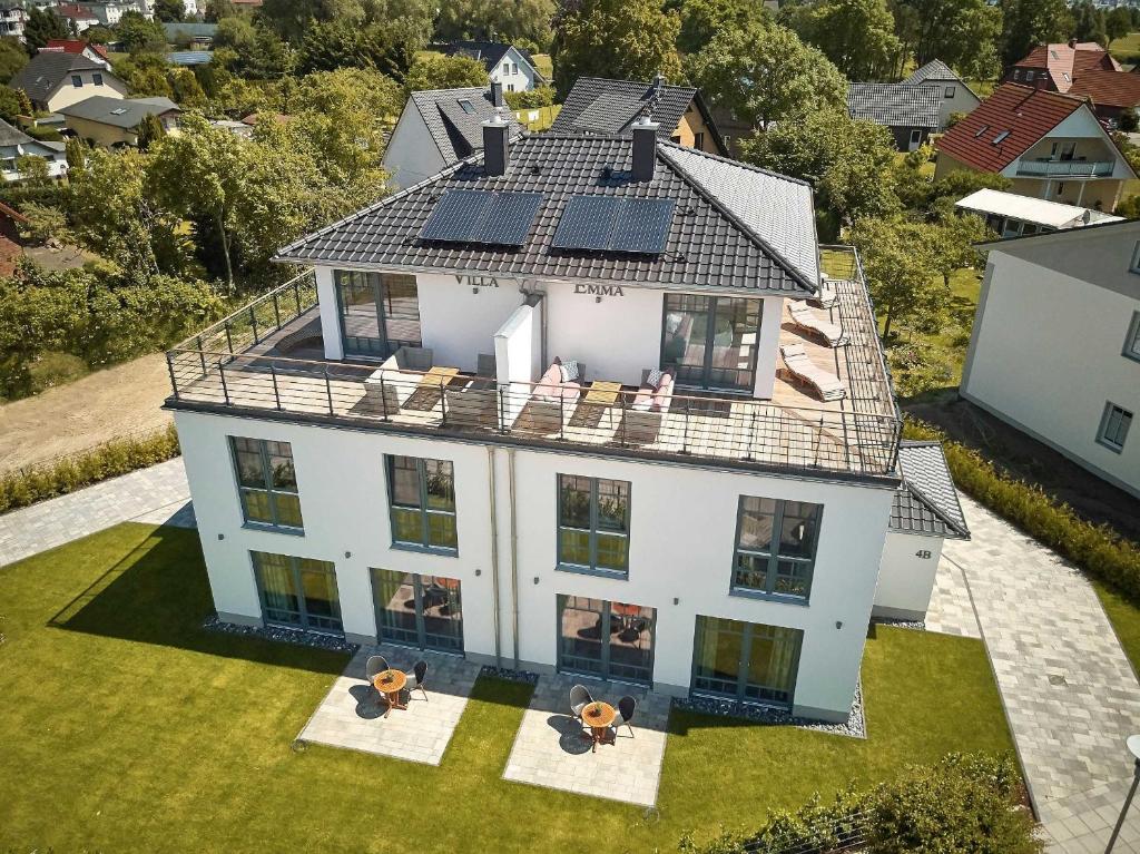 uma vista aérea de uma casa com painéis solares no telhado em Villa Emma em Ostseebad Sellin