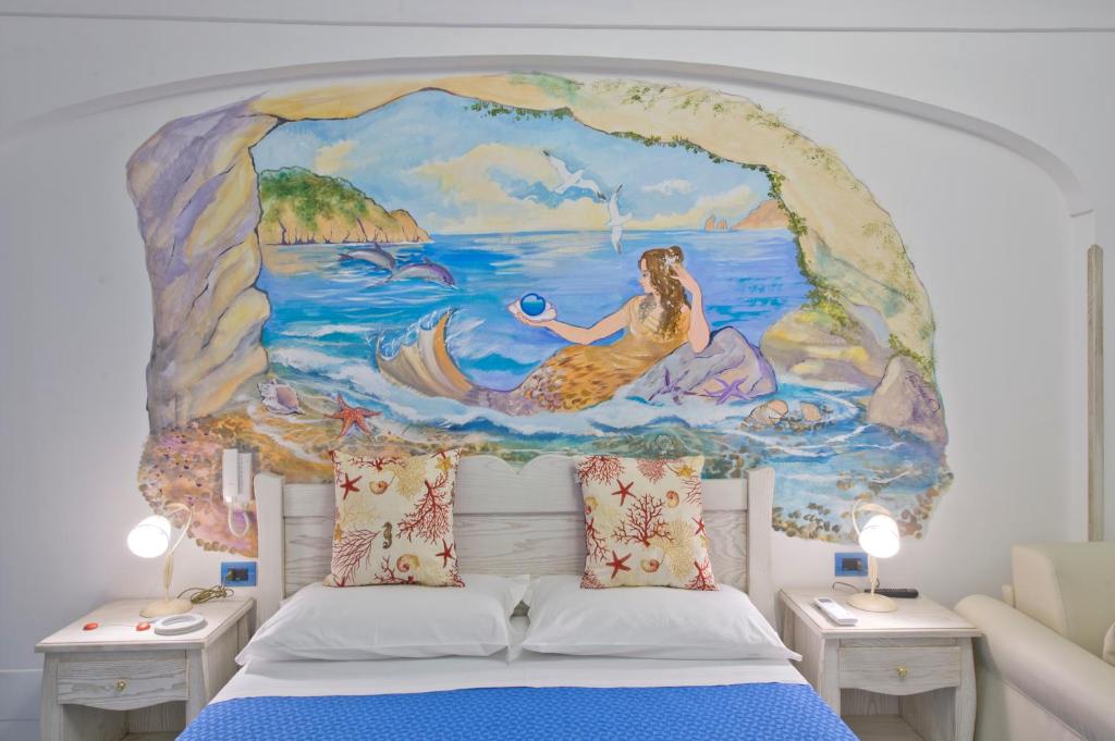 una camera da letto con un dipinto sopra un letto di La Mela Blu a Furore
