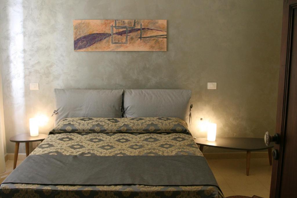 a bedroom with a bed and two tables with lamps at B&B Dolce Casa in Vasto