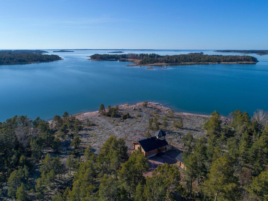 eine Insel inmitten eines großen Wasserkörpers in der Unterkunft Tornvillan in Hammarland