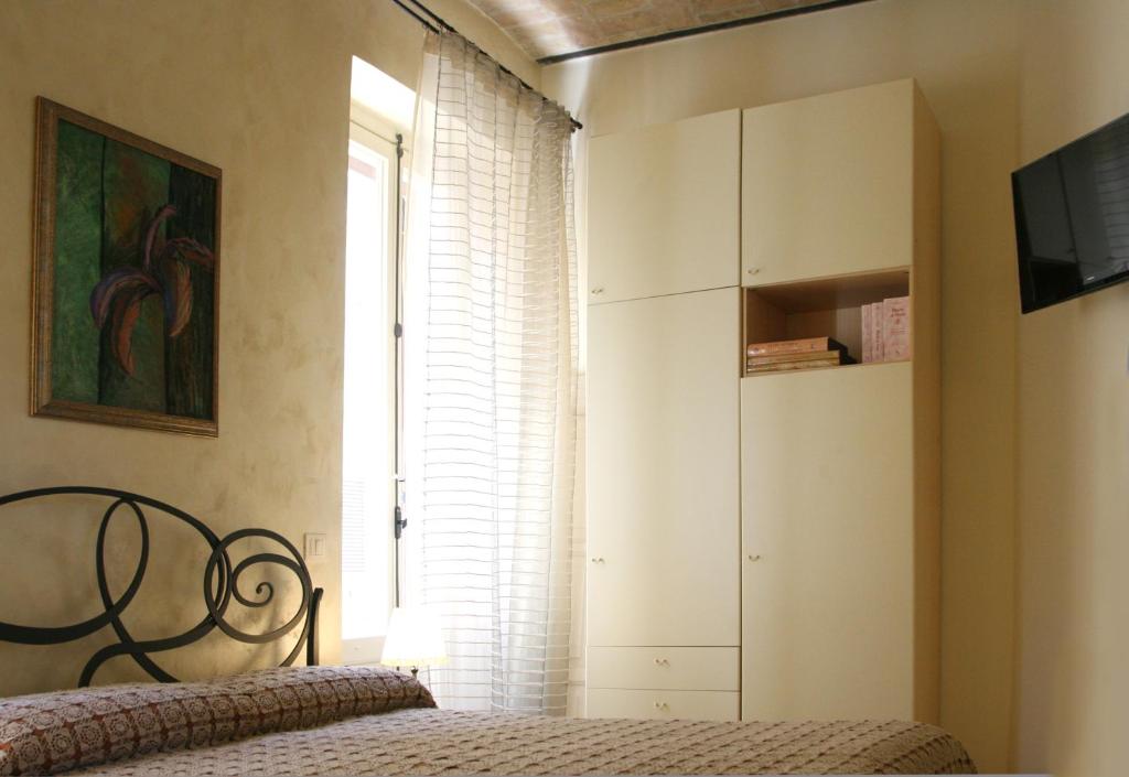 Televízia a/alebo spoločenská miestnosť v ubytovaní B&B Dolce Casa