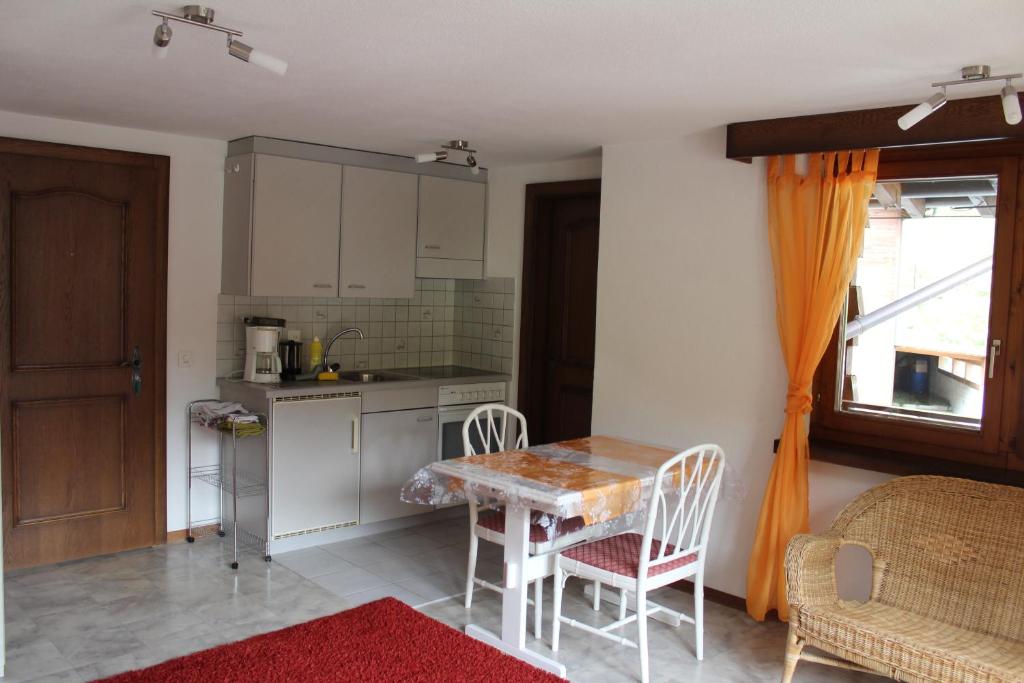 Kuchyň nebo kuchyňský kout v ubytování Ferienwohnung Silberdistel, Saastalstrasse 178