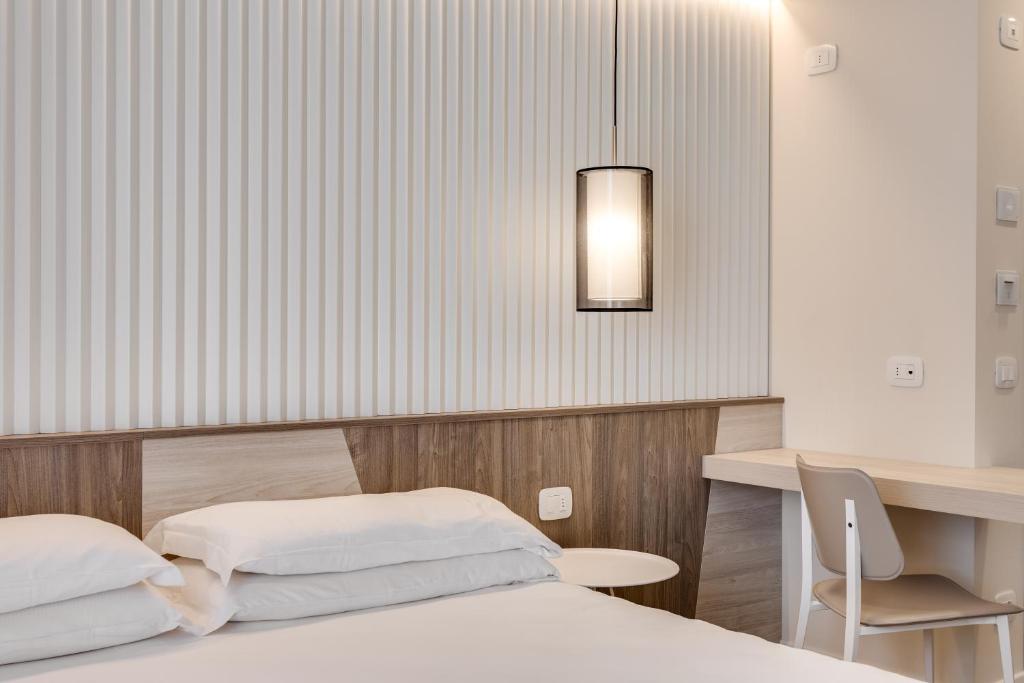 A bed or beds in a room at Hotel Europa