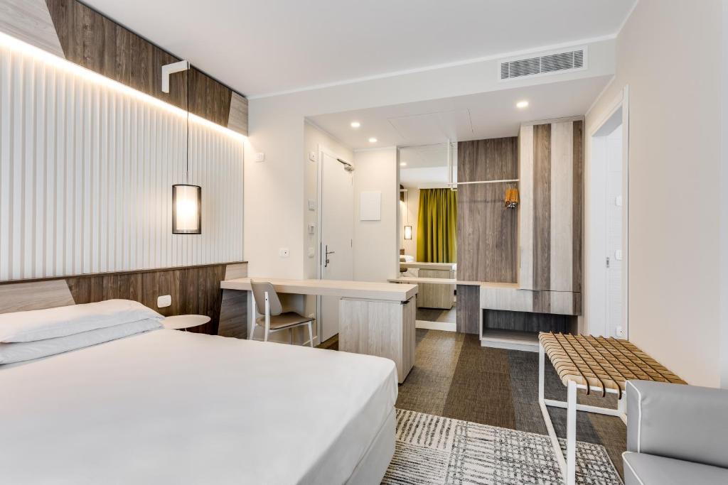 A bed or beds in a room at Hotel Europa