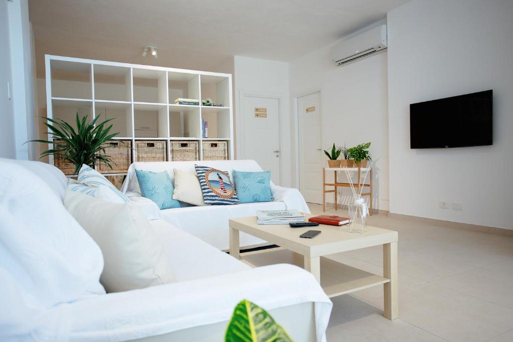 TV a/nebo společenská místnost v ubytování 6Venti close to the beach of Marina di Modica,5 minutes walking distance about