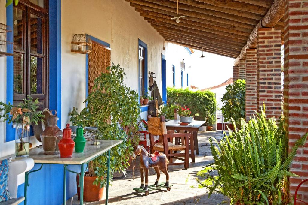 una figurita de un caballo sobre una mesa en un patio en Casa Saramago, en Monsaraz