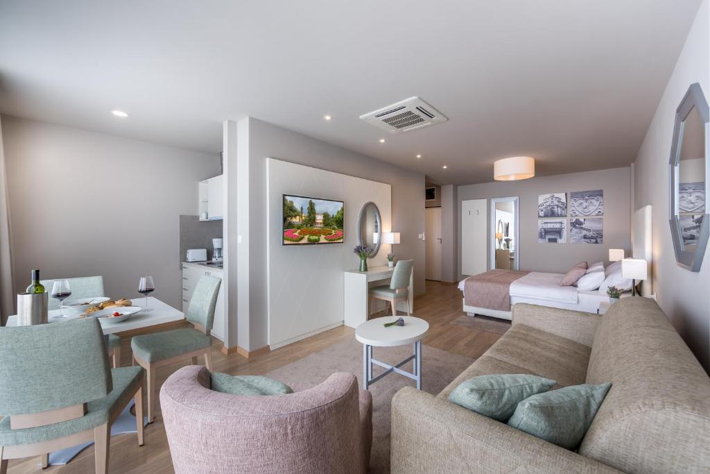 un soggiorno con divano e sala da pranzo di Apartments & Rooms Preelook a Opatija