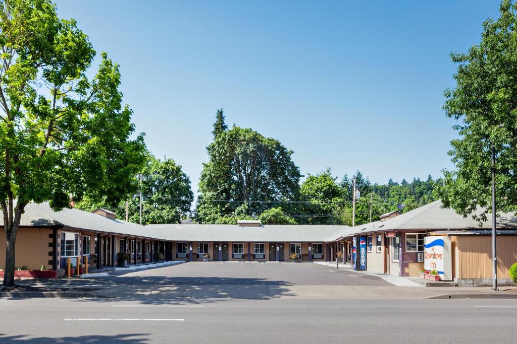 una calle vacía frente a un edificio escolar en Downtown Inn en Eugene