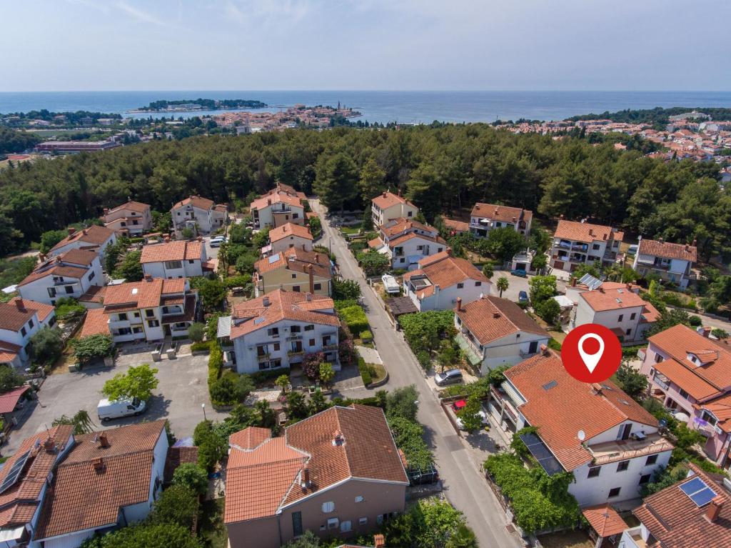 una vista aérea de un barrio residencial con una señal de stop en Apartments Villa Katana, en Poreč