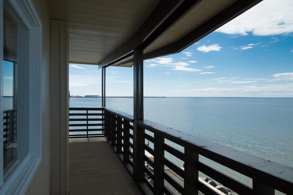 a view of the ocean from a house balcony at Motel La Marina in Matane