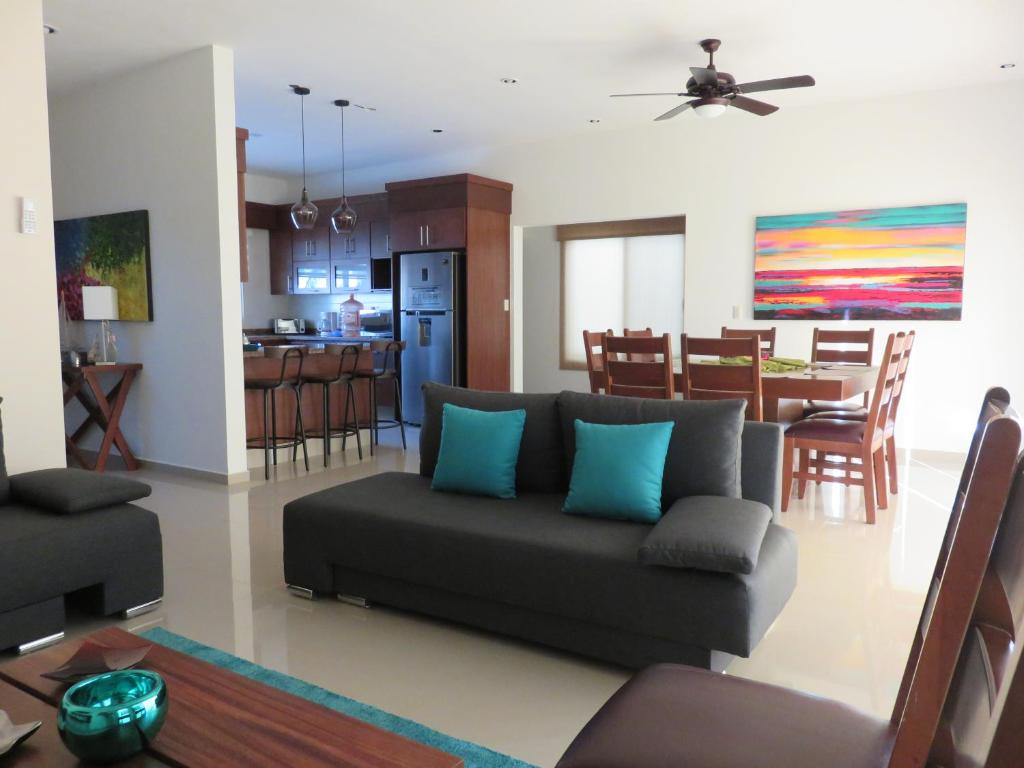 un soggiorno con divano e una cucina di Departamento de Lujo en Mazatlan a Mazatlán