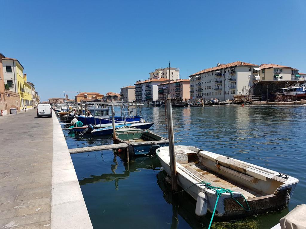 キオッジャにあるPalazzo Riva Mareの水上の桟橋に停泊する船団