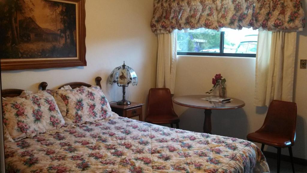 Postel nebo postele na pokoji v ubytování Swiss Mountain Motel