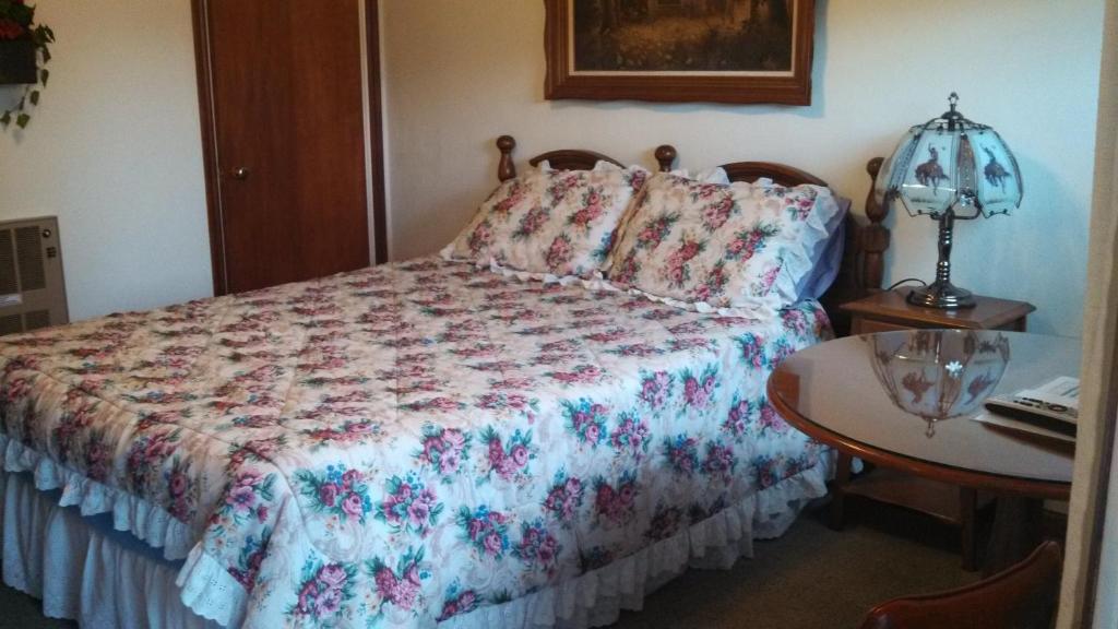 Postel nebo postele na pokoji v ubytování Swiss Mountain Motel