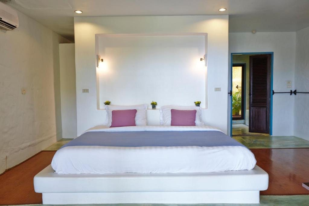Postel nebo postele na pokoji v ubytování Vacation Village Phra Nang Lanta - SHA Extra Plus